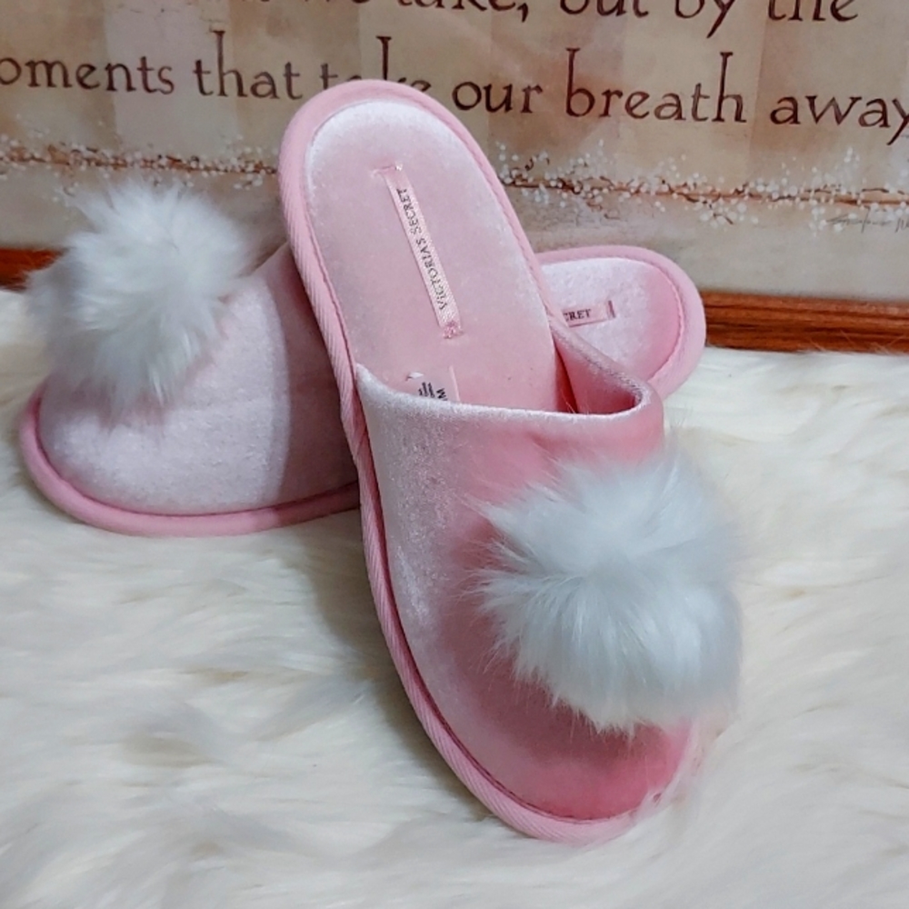 3/$20 NWOT VICTORIA'S SECRET SLIPPERS